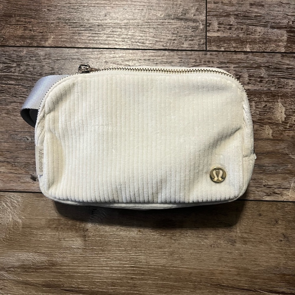 NEW LULULEMON EVERYWHERE BELT BAG CORDUROY BONE/GOLD - Picture 8 of 12